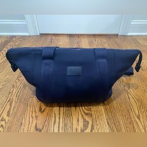 DAGNE DOVER: LANDON NEOPRENE CARRYALL BAG/NAVY MEDIUM